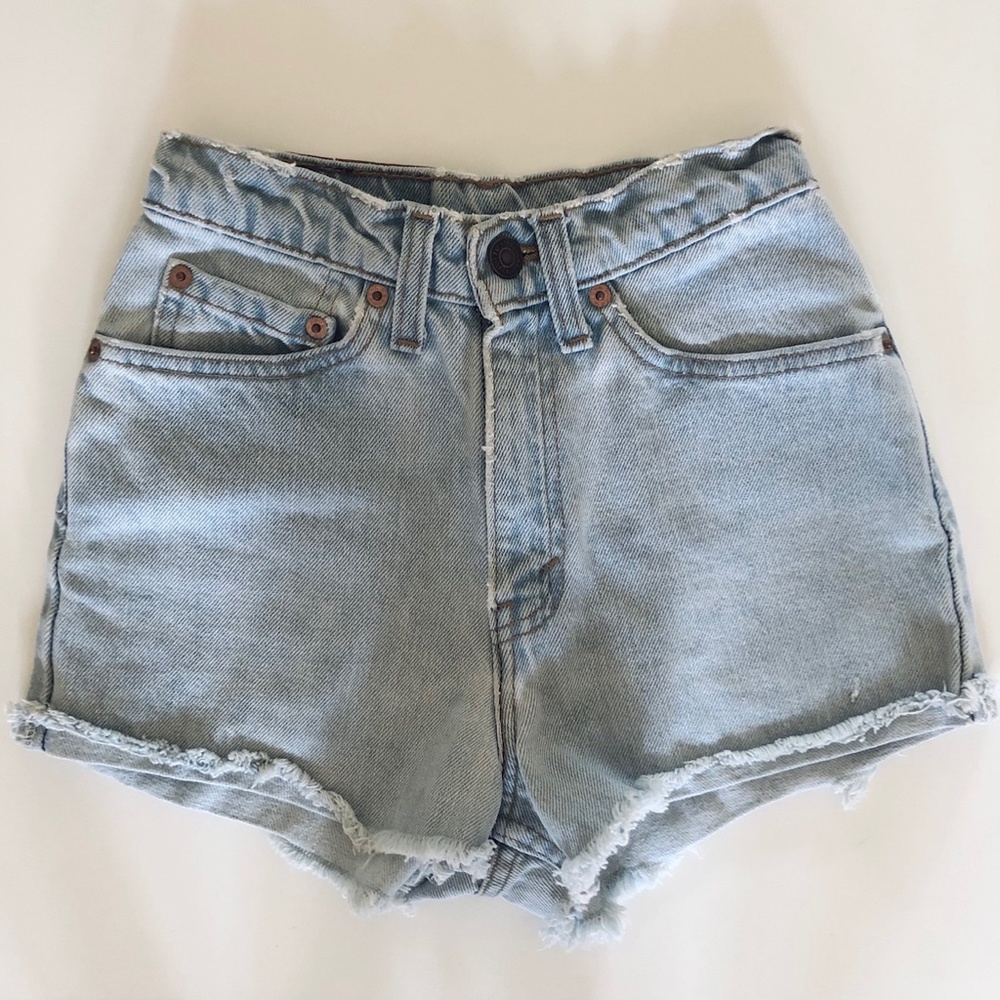 Vintage 512 Levi's Women's High-Waisted Shorts